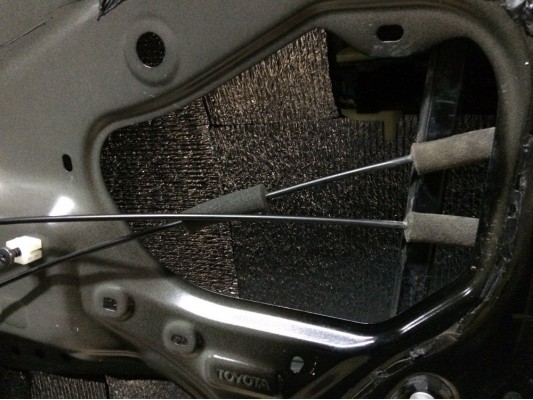 Шумоизоляция пола, арок и щитка моторного отсека